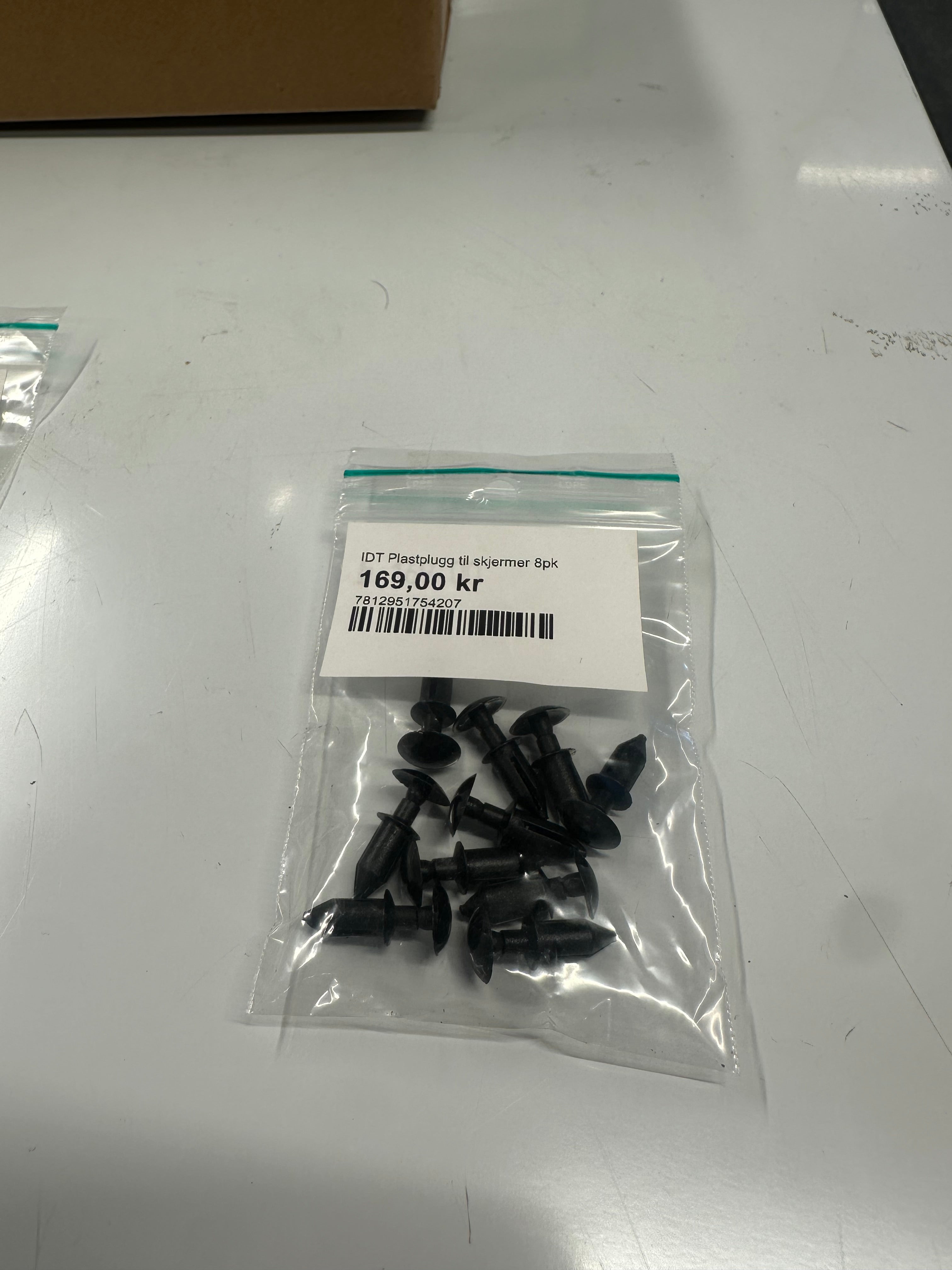 IDT Plastplugg til skjermer 8pk